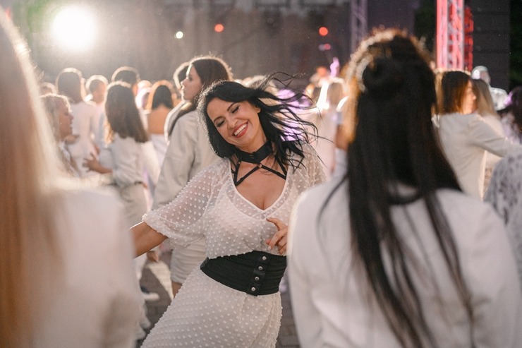 Jau astoto gadu daudzi simti ļaužu svin iedvesmojošās pop-up piknika vakariņas «Lelegante Pop–Up Picnic». Foto: Artūrs Martinovs Jau astoto gadu daudzi simti ļaužu svin iedvesmojošās pop-up piknika vakariņas «Lelegante Pop–Up Picnic». Foto: Artūrs Martinovs 321126