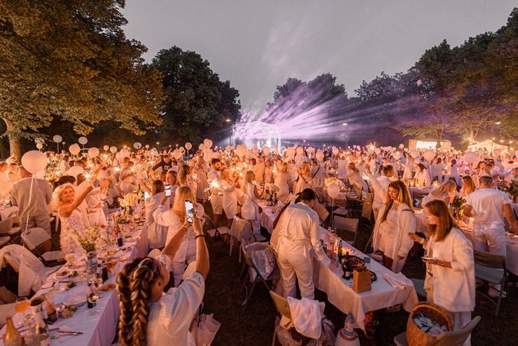 Jau astoto gadu daudzi simti ļaužu svin iedvesmojošās pop-up piknika vakariņas «Lelegante Pop–Up Picnic». Foto: Artūrs Martinovs Jau astoto gadu daudzi simti ļaužu svin iedvesmojošās pop-up piknika vakariņas «Lelegante Pop–Up Picnic». Foto: Artūrs Martinovs 321127