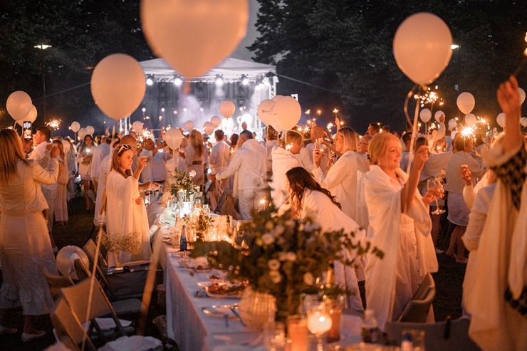 Jau astoto gadu daudzi simti ļaužu svin iedvesmojošās pop-up piknika vakariņas «Lelegante Pop–Up Picnic». Foto: Artūrs Martinovs Jau astoto gadu daudzi simti ļaužu svin iedvesmojošās pop-up piknika vakariņas «Lelegante Pop–Up Picnic». Foto: Artūrs Martinovs 321128