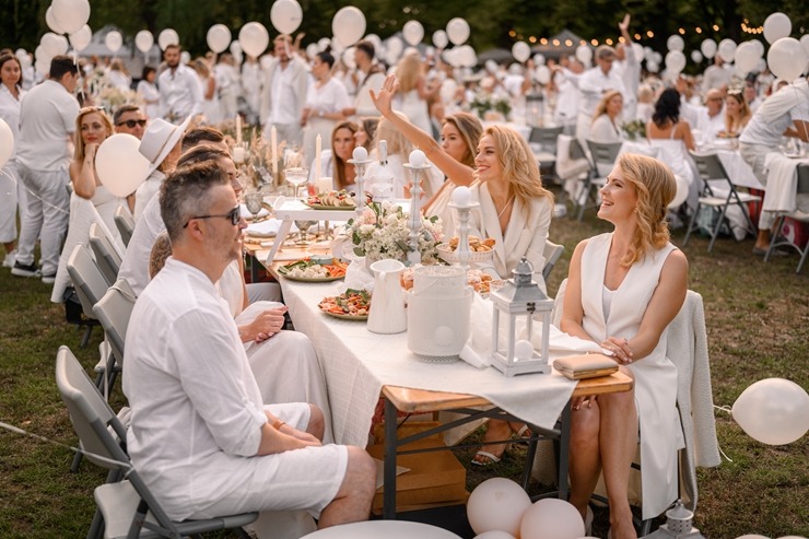 Jau astoto gadu daudzi simti ļaužu svin iedvesmojošās pop-up piknika vakariņas «Lelegante Pop–Up Picnic». Foto: Artūrs Martinovs Jau astoto gadu daudzi simti ļaužu svin iedvesmojošās pop-up piknika vakariņas «Lelegante Pop–Up Picnic». Foto: Artūrs Martinovs 321092