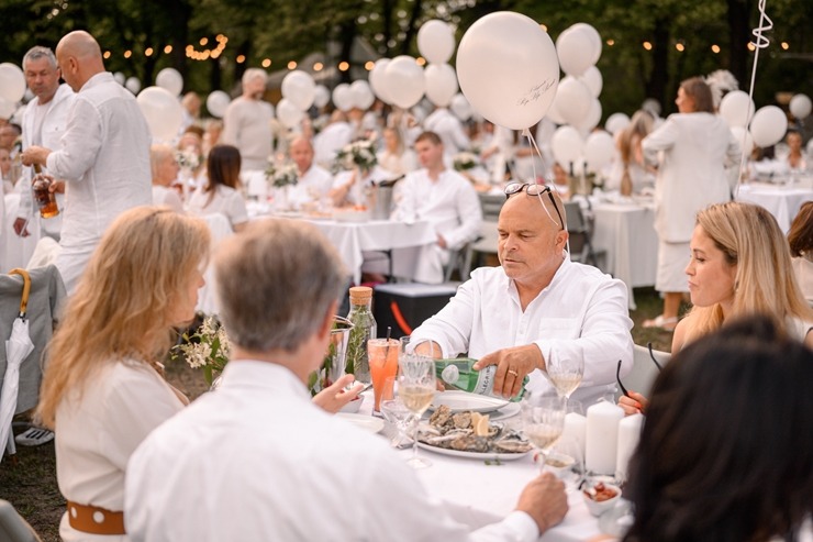 Jau astoto gadu daudzi simti ļaužu svin iedvesmojošās pop-up piknika vakariņas «Lelegante Pop–Up Picnic». Foto: Artūrs Martinovs Jau astoto gadu daudzi simti ļaužu svin iedvesmojošās pop-up piknika vakariņas «Lelegante Pop–Up Picnic». Foto: Artūrs Martinovs 321093