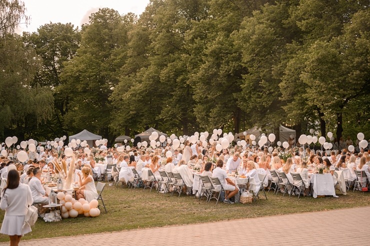 Jau astoto gadu daudzi simti ļaužu svin iedvesmojošās pop-up piknika vakariņas «Lelegante Pop–Up Picnic». Foto: Artūrs Martinovs Jau astoto gadu daudzi simti ļaužu svin iedvesmojošās pop-up piknika vakariņas «Lelegante Pop–Up Picnic». Foto: Artūrs Martinovs 321094