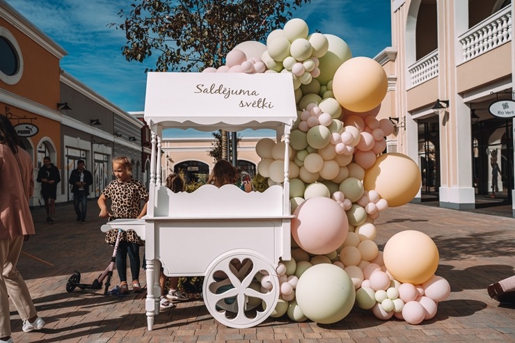 Outlet ciematu Piņķos priecē vasaras gardākais notikums - Saldējuma svētki! Foto: viajurmala.com Outlet ciematu Piņķos priecē vasaras gardākais notikums - Saldējuma svētki! Foto: viajurmala.com 321167