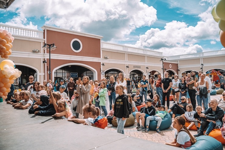 Outlet ciematu Piņķos priecē vasaras gardākais notikums - Saldējuma svētki! Foto: viajurmala.com Outlet ciematu Piņķos priecē vasaras gardākais notikums - Saldējuma svētki! Foto: viajurmala.com 321169