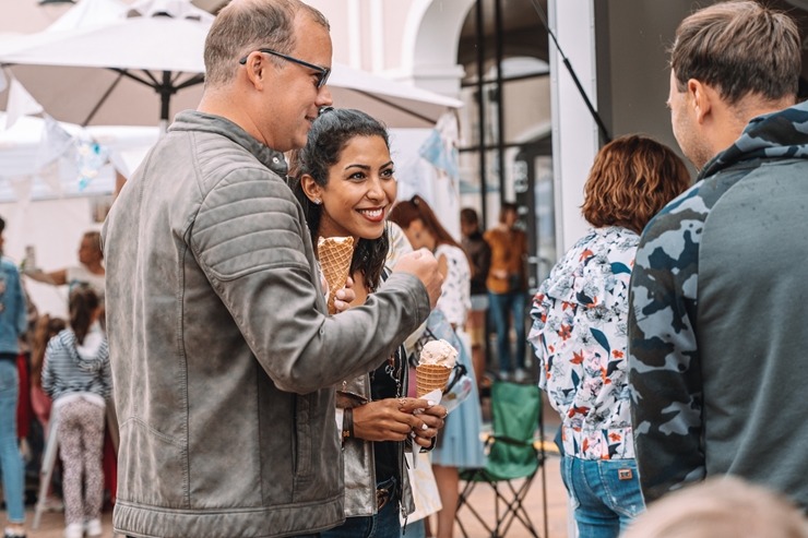 Outlet ciematu Piņķos priecē vasaras gardākais notikums - Saldējuma svētki! Foto: viajurmala.com Outlet ciematu Piņķos priecē vasaras gardākais notikums - Saldējuma svētki! Foto: viajurmala.com 321170