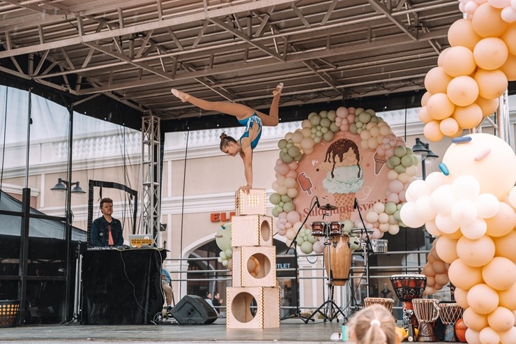 Outlet ciematu Piņķos priecē vasaras gardākais notikums - Saldējuma svētki! Foto: viajurmala.com Outlet ciematu Piņķos priecē vasaras gardākais notikums - Saldējuma svētki! Foto: viajurmala.com 321154