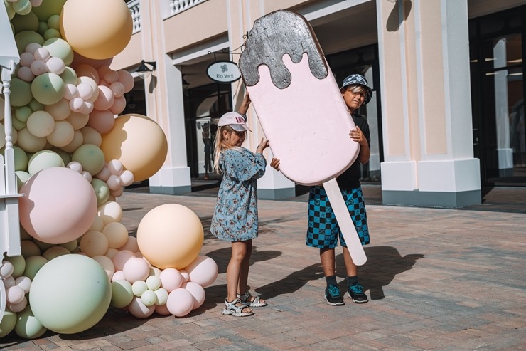 Outlet ciematu Piņķos priecē vasaras gardākais notikums - Saldējuma svētki! Foto: viajurmala.com Outlet ciematu Piņķos priecē vasaras gardākais notikums - Saldējuma svētki! Foto: viajurmala.com 321174