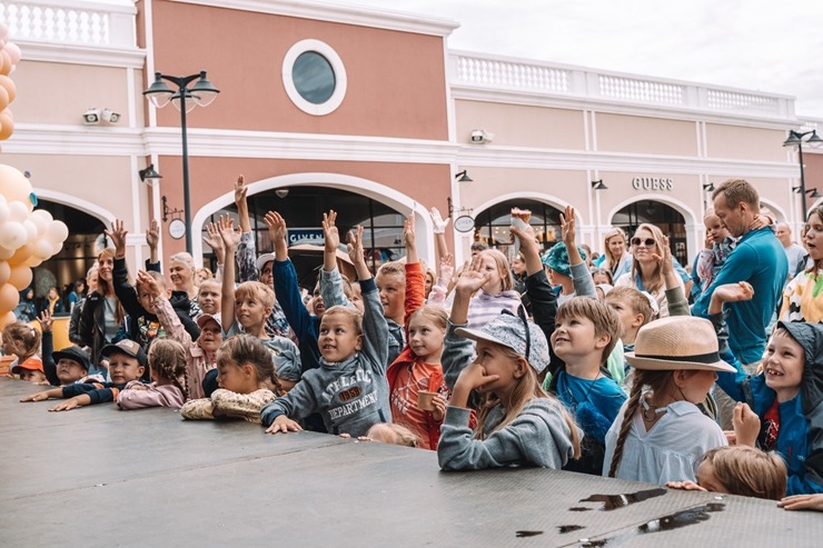 Outlet ciematu Piņķos priecē vasaras gardākais notikums - Saldējuma svētki! Foto: viajurmala.com Outlet ciematu Piņķos priecē vasaras gardākais notikums - Saldējuma svētki! Foto: viajurmala.com 321159