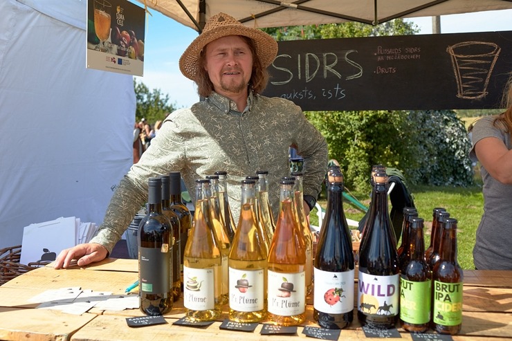 Lauku ceļotājs: Maizes un sidra svētki Āraišu dzirnavās savieno divu garšu baudas. Foto: Valdis Ošiņš Lauku ceļotājs: Maizes un sidra svētki Āraišu dzirnavās savieno divu garšu baudas. Foto: Valdis Ošiņš 321314