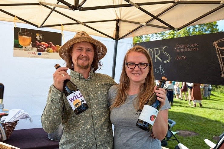Lauku ceļotājs: Maizes un sidra svētki Āraišu dzirnavās savieno divu garšu baudas. Foto: Valdis Ošiņš Lauku ceļotājs: Maizes un sidra svētki Āraišu dzirnavās savieno divu garšu baudas. Foto: Valdis Ošiņš 321315