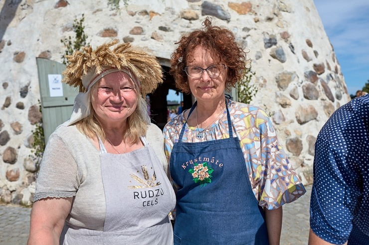 Lauku ceļotājs: Maizes un sidra svētki Āraišu dzirnavās savieno divu garšu baudas. Foto: Valdis Ošiņš Lauku ceļotājs: Maizes un sidra svētki Āraišu dzirnavās savieno divu garšu baudas. Foto: Valdis Ošiņš 321318