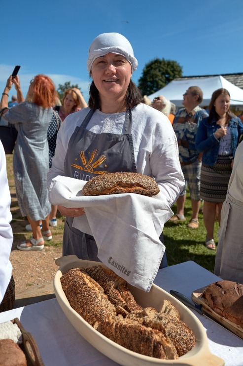Lauku ceļotājs: Maizes un sidra svētki Āraišu dzirnavās savieno divu garšu baudas. Foto: Valdis Ošiņš Lauku ceļotājs: Maizes un sidra svētki Āraišu dzirnavās savieno divu garšu baudas. Foto: Valdis Ošiņš 321322