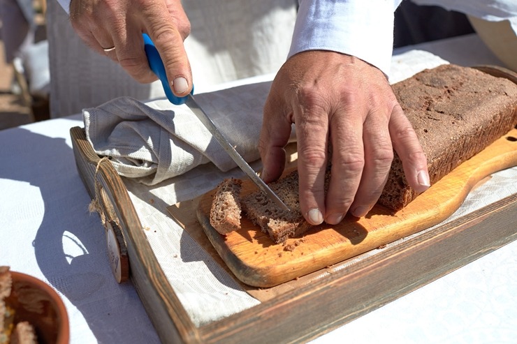 Lauku ceļotājs: Maizes un sidra svētki Āraišu dzirnavās savieno divu garšu baudas. Foto: Valdis Ošiņš Lauku ceļotājs: Maizes un sidra svētki Āraišu dzirnavās savieno divu garšu baudas. Foto: Valdis Ošiņš 321323