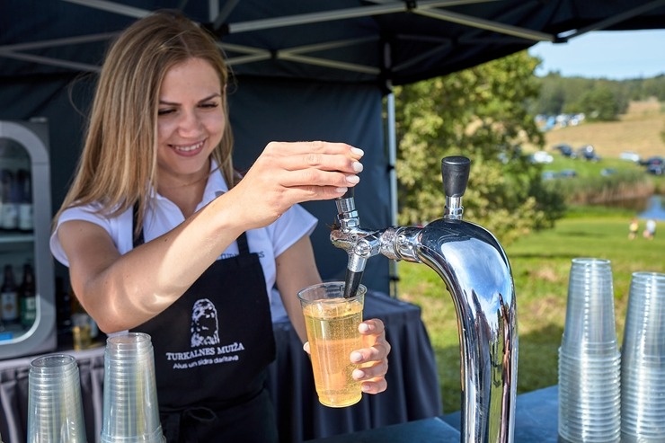 Lauku ceļotājs: Maizes un sidra svētki Āraišu dzirnavās savieno divu garšu baudas. Foto: Valdis Ošiņš Lauku ceļotājs: Maizes un sidra svētki Āraišu dzirnavās savieno divu garšu baudas. Foto: Valdis Ošiņš 321327