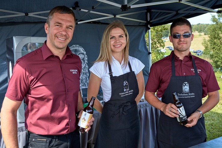 Lauku ceļotājs: Maizes un sidra svētki Āraišu dzirnavās savieno divu garšu baudas. Foto: Valdis Ošiņš Lauku ceļotājs: Maizes un sidra svētki Āraišu dzirnavās savieno divu garšu baudas. Foto: Valdis Ošiņš 321330