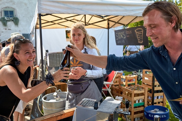 Lauku ceļotājs: Maizes un sidra svētki Āraišu dzirnavās savieno divu garšu baudas. Foto: Valdis Ošiņš Lauku ceļotājs: Maizes un sidra svētki Āraišu dzirnavās savieno divu garšu baudas. Foto: Valdis Ošiņš 321332