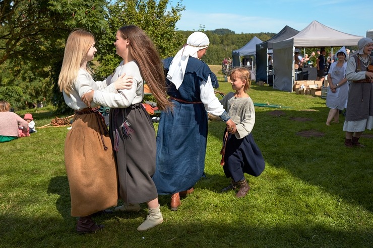 Lauku ceļotājs: Maizes un sidra svētki Āraišu dzirnavās savieno divu garšu baudas. Foto: Valdis Ošiņš Lauku ceļotājs: Maizes un sidra svētki Āraišu dzirnavās savieno divu garšu baudas. Foto: Valdis Ošiņš 321333