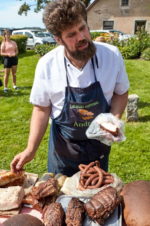 Lauku ceļotājs: Maizes un sidra svētki Āraišu dzirnavās savieno divu garšu baudas. Foto: Valdis Ošiņš Lauku ceļotājs: Maizes un sidra svētki Āraišu dzirnavās savieno divu garšu baudas. Foto: Valdis Ošiņš 321334