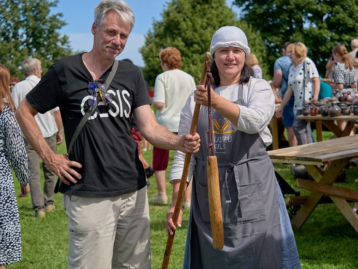 Lauku ceļotājs: Maizes un sidra svētki Āraišu dzirnavās savieno divu garšu baudas. Foto: Valdis Ošiņš Lauku ceļotājs: Maizes un sidra svētki Āraišu dzirnavās savieno divu garšu baudas. Foto: Valdis Ošiņš 321336
