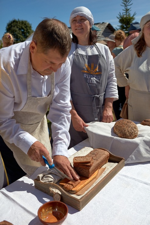Lauku ceļotājs: Maizes un sidra svētki Āraišu dzirnavās savieno divu garšu baudas. Foto: Valdis Ošiņš Lauku ceļotājs: Maizes un sidra svētki Āraišu dzirnavās savieno divu garšu baudas. Foto: Valdis Ošiņš 321305