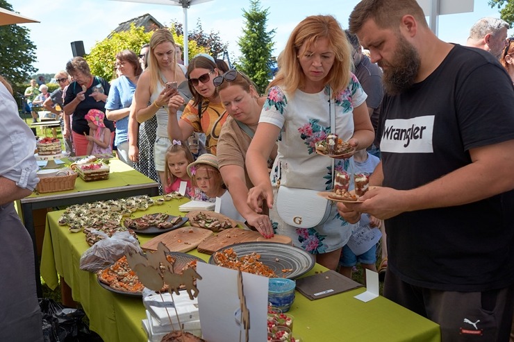 Lauku ceļotājs: Maizes un sidra svētki Āraišu dzirnavās savieno divu garšu baudas. Foto: Valdis Ošiņš Lauku ceļotājs: Maizes un sidra svētki Āraišu dzirnavās savieno divu garšu baudas. Foto: Valdis Ošiņš 321306