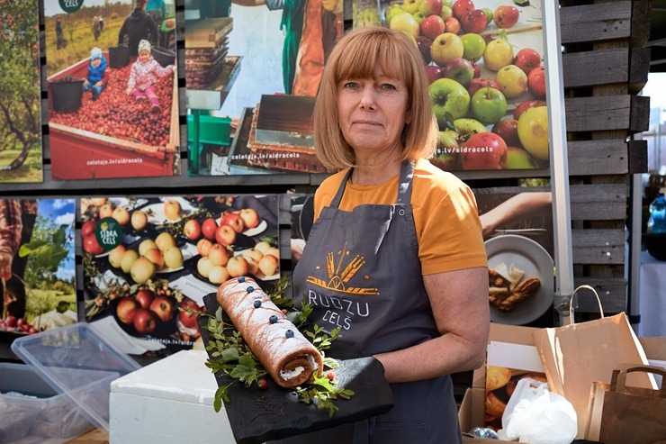 Lauku ceļotājs: Maizes un sidra svētki Āraišu dzirnavās savieno divu garšu baudas. Foto: Valdis Ošiņš Lauku ceļotājs: Maizes un sidra svētki Āraišu dzirnavās savieno divu garšu baudas. Foto: Valdis Ošiņš 321308