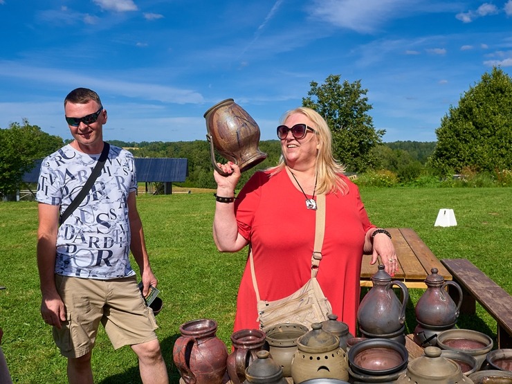 Lauku ceļotājs: Maizes un sidra svētki Āraišu dzirnavās pulcē latviešus vairākās paaudzēs. Foto: Valdis Ošiņš Lauku ceļotājs: Maizes un sidra svētki Āraišu dzirnavās pulcē latviešus vairākās paaudzēs. Foto: Valdis Ošiņš 321410