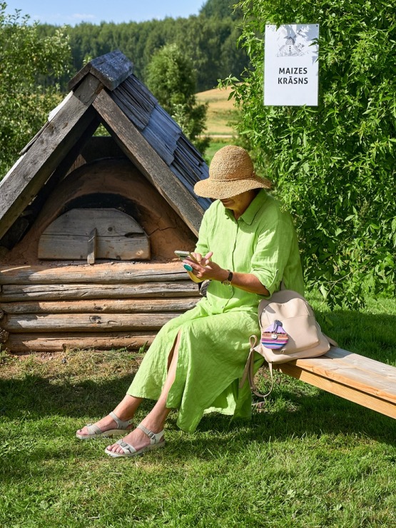 Lauku ceļotājs: Maizes un sidra svētki Āraišu dzirnavās pulcē latviešus vairākās paaudzēs. Foto: Valdis Ošiņš 321412