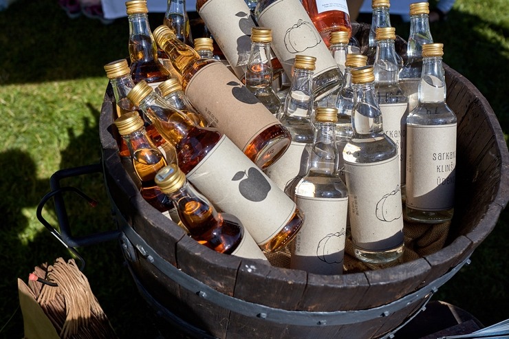 Lauku ceļotājs: Maizes un sidra svētki Āraišu dzirnavās pulcē latviešus vairākās paaudzēs. Foto: Valdis Ošiņš Lauku ceļotājs: Maizes un sidra svētki Āraišu dzirnavās pulcē latviešus vairākās paaudzēs. Foto: Valdis Ošiņš 321420