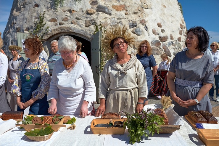 Lauku ceļotājs: Maizes un sidra svētki Āraišu dzirnavās pulcē latviešus vairākās paaudzēs. Foto: Valdis Ošiņš Lauku ceļotājs: Maizes un sidra svētki Āraišu dzirnavās pulcē latviešus vairākās paaudzēs. Foto: Valdis Ošiņš 321424