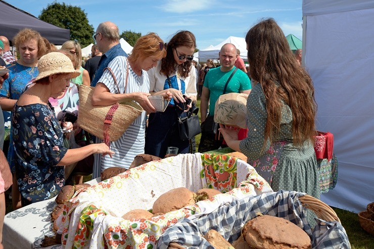 Lauku ceļotājs: Maizes un sidra svētki Āraišu dzirnavās pulcē latviešus vairākās paaudzēs. Foto: Valdis Ošiņš 321427