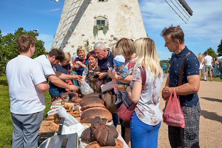 Lauku ceļotājs: Maizes un sidra svētki Āraišu dzirnavās pulcē latviešus vairākās paaudzēs. Foto: Valdis Ošiņš 321432