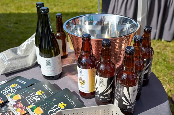 Lauku ceļotājs: Maizes un sidra svētki Āraišu dzirnavās pulcē latviešus vairākās paaudzēs. Foto: Valdis Ošiņš 321433