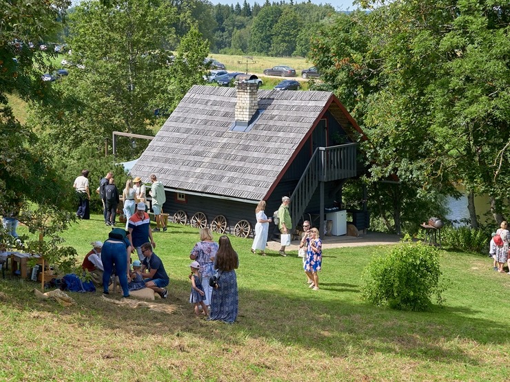 Lauku ceļotājs: Maizes un sidra svētki Āraišu dzirnavās pulcē latviešus vairākās paaudzēs. Foto: Valdis Ošiņš Lauku ceļotājs: Maizes un sidra svētki Āraišu dzirnavās pulcē latviešus vairākās paaudzēs. Foto: Valdis Ošiņš 321435