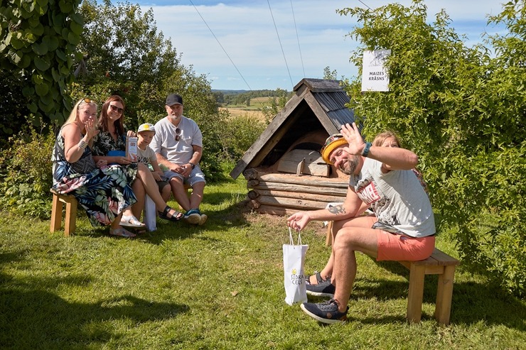 Lauku ceļotājs: Maizes un sidra svētki Āraišu dzirnavās pulcē latviešus vairākās paaudzēs. Foto: Valdis Ošiņš Lauku ceļotājs: Maizes un sidra svētki Āraišu dzirnavās pulcē latviešus vairākās paaudzēs. Foto: Valdis Ošiņš 321436
