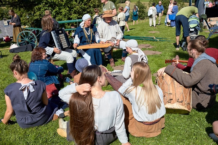 Lauku ceļotājs: Maizes un sidra svētki Āraišu dzirnavās pulcē latviešus vairākās paaudzēs. Foto: Valdis Ošiņš 321437
