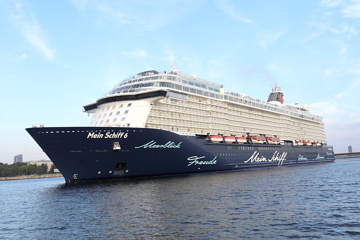 Travelnews.lv sadarbībā ar lietotni «Pik.ap» aplūko kruīza kuģi «Mein Schiff 6» no jahtas Daugavā Travelnews.lv sadarbībā ar lietotni «Pik.ap» aplūko kruīza kuģi «Mein Schiff 6» no jahtas Daugavā 321600