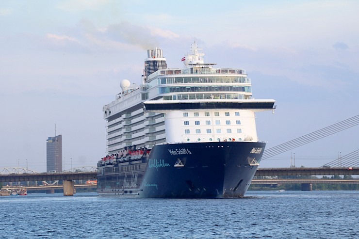 Travelnews.lv sadarbībā ar lietotni «Pik.ap» aplūko kruīza kuģi «Mein Schiff 6» no jahtas Daugavā Travelnews.lv sadarbībā ar lietotni «Pik.ap» aplūko kruīza kuģi «Mein Schiff 6» no jahtas Daugavā 321609