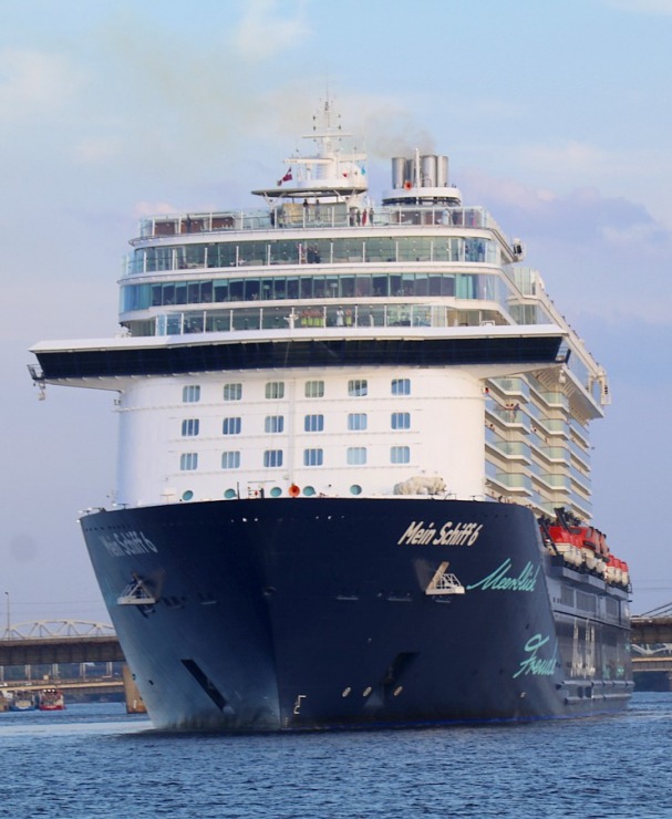 Travelnews.lv sadarbībā ar lietotni «Pik.ap» aplūko kruīza kuģi «Mein Schiff 6» no jahtas Daugavā Travelnews.lv sadarbībā ar lietotni «Pik.ap» aplūko kruīza kuģi «Mein Schiff 6» no jahtas Daugavā 321610
