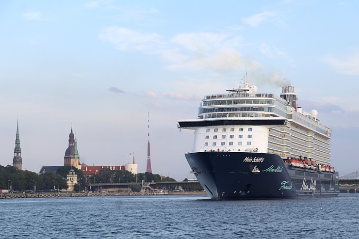 Travelnews.lv sadarbībā ar lietotni «Pik.ap» aplūko kruīza kuģi «Mein Schiff 6» no jahtas Daugavā Travelnews.lv sadarbībā ar lietotni «Pik.ap» aplūko kruīza kuģi «Mein Schiff 6» no jahtas Daugavā 321611