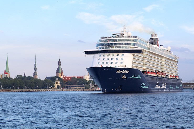 Travelnews.lv sadarbībā ar lietotni «Pik.ap» aplūko kruīza kuģi «Mein Schiff 6» no jahtas Daugavā Travelnews.lv sadarbībā ar lietotni «Pik.ap» aplūko kruīza kuģi «Mein Schiff 6» no jahtas Daugavā 321612