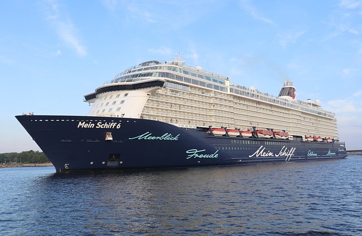 Travelnews.lv sadarbībā ar lietotni «Pik.ap» aplūko kruīza kuģi «Mein Schiff 6» no jahtas Daugavā Travelnews.lv sadarbībā ar lietotni «Pik.ap» aplūko kruīza kuģi «Mein Schiff 6» no jahtas Daugavā 321614