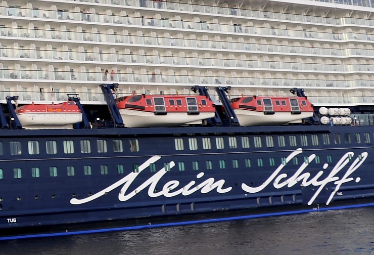 Travelnews.lv sadarbībā ar lietotni «Pik.ap» aplūko kruīza kuģi «Mein Schiff 6» no jahtas Daugavā Travelnews.lv sadarbībā ar lietotni «Pik.ap» aplūko kruīza kuģi «Mein Schiff 6» no jahtas Daugavā 321615