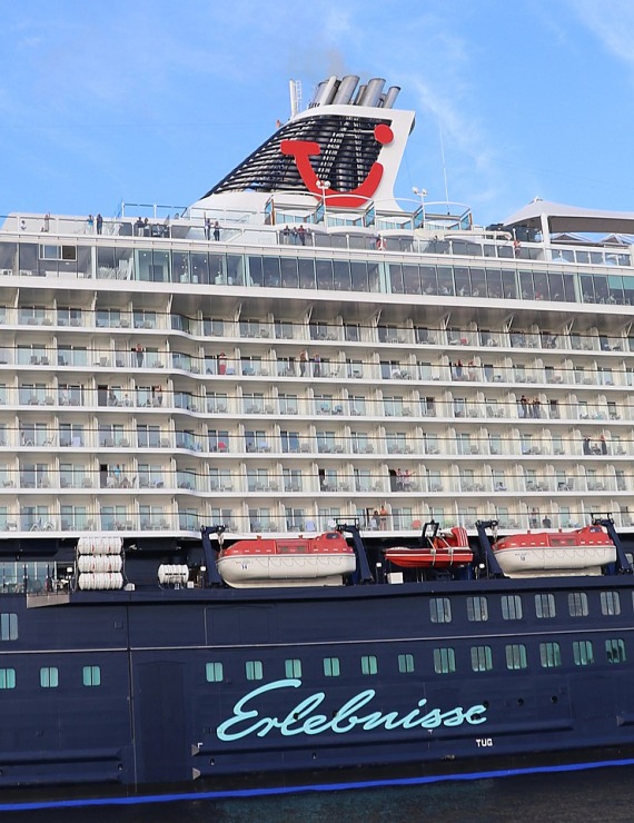 Travelnews.lv sadarbībā ar lietotni «Pik.ap» aplūko kruīza kuģi «Mein Schiff 6» no jahtas Daugavā Travelnews.lv sadarbībā ar lietotni «Pik.ap» aplūko kruīza kuģi «Mein Schiff 6» no jahtas Daugavā 321616