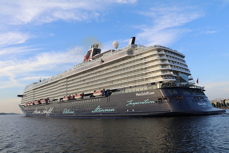 Travelnews.lv sadarbībā ar lietotni «Pik.ap» aplūko kruīza kuģi «Mein Schiff 6» no jahtas Daugavā Travelnews.lv sadarbībā ar lietotni «Pik.ap» aplūko kruīza kuģi «Mein Schiff 6» no jahtas Daugavā 321617