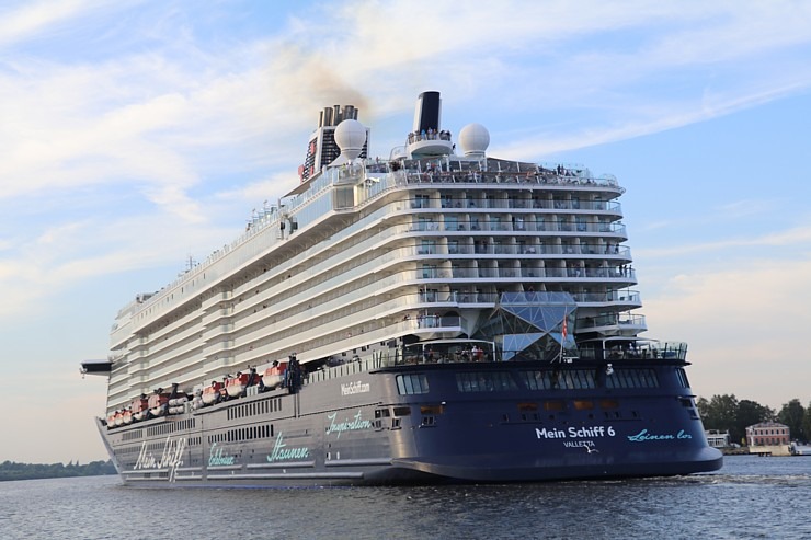 Travelnews.lv sadarbībā ar lietotni «Pik.ap» aplūko kruīza kuģi «Mein Schiff 6» no jahtas Daugavā Travelnews.lv sadarbībā ar lietotni «Pik.ap» aplūko kruīza kuģi «Mein Schiff 6» no jahtas Daugavā 321618