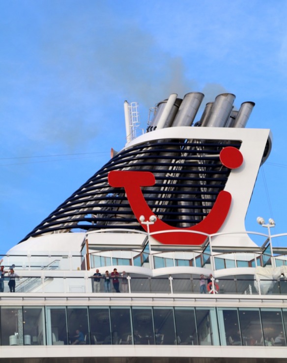 Travelnews.lv sadarbībā ar lietotni «Pik.ap» aplūko kruīza kuģi «Mein Schiff 6» no jahtas Daugavā Travelnews.lv sadarbībā ar lietotni «Pik.ap» aplūko kruīza kuģi «Mein Schiff 6» no jahtas Daugavā 321601