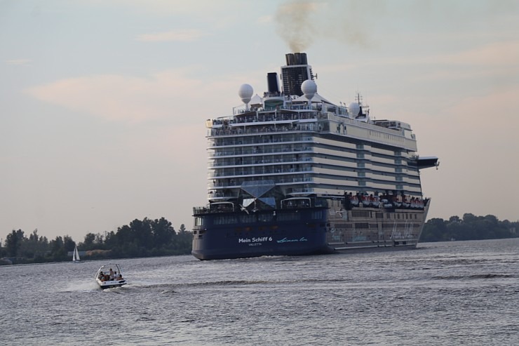 Travelnews.lv sadarbībā ar lietotni «Pik.ap» aplūko kruīza kuģi «Mein Schiff 6» no jahtas Daugavā Travelnews.lv sadarbībā ar lietotni «Pik.ap» aplūko kruīza kuģi «Mein Schiff 6» no jahtas Daugavā 321619