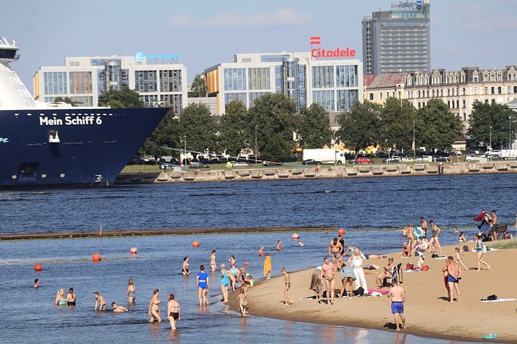 Travelnews.lv sadarbībā ar lietotni «Pik.ap» aplūko kruīza kuģi «Mein Schiff 6» no jahtas Daugavā Travelnews.lv sadarbībā ar lietotni «Pik.ap» aplūko kruīza kuģi «Mein Schiff 6» no jahtas Daugavā 321602