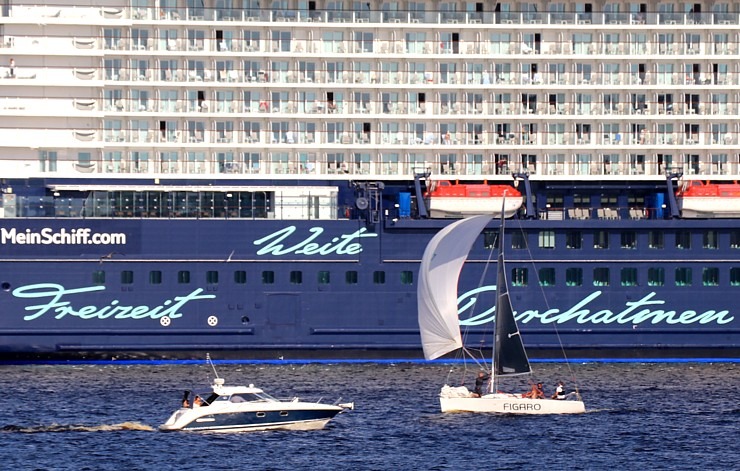 Travelnews.lv sadarbībā ar lietotni «Pik.ap» aplūko kruīza kuģi «Mein Schiff 6» no jahtas Daugavā Travelnews.lv sadarbībā ar lietotni «Pik.ap» aplūko kruīza kuģi «Mein Schiff 6» no jahtas Daugavā 321603